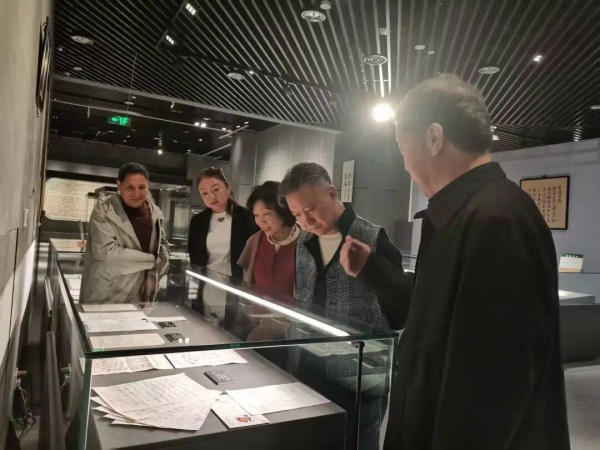 广州美院教授、广东省书协副主席王忠勇参观“文人墨客手札展”