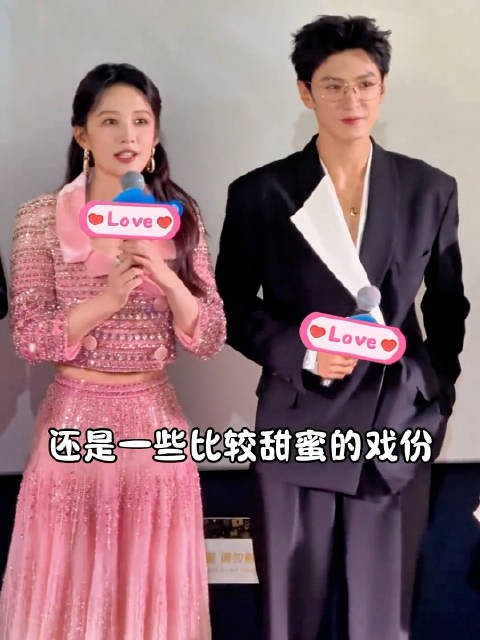 最近一笑随歌播到了比较甜蜜的戏份,李沁这身装扮很合适!