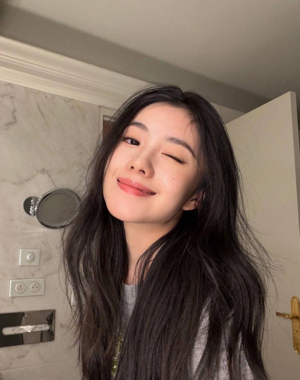 刘浩存对镜头wink，俏皮可爱。