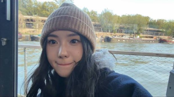 刘浩存戴针织帽，灵动俏皮。