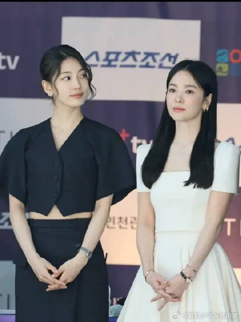 42岁宋慧乔29岁裴秀智同框亮相，两位都是韩国顶流美女，你喜欢谁？