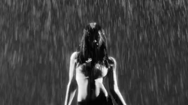 jennie雨中跳舞
