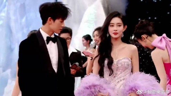 孟子义穿抹胸露出事业线，李昀锐低头看了一眼霸气喊话：捂着点！
