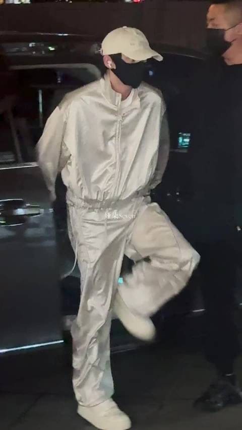 丁程鑫长沙酒店到达 帅帅的男神准备帅帅地开工了，辛苦 cr.水印
