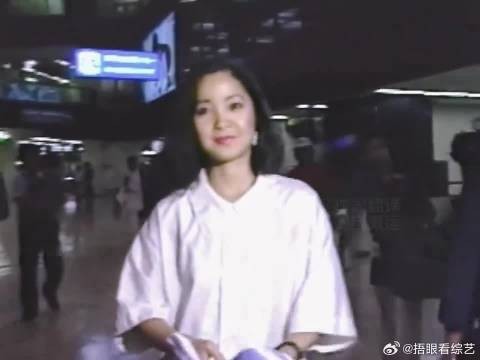 邓丽君在日接受采访回应私生子谣言，好爱邓小姐的这身穿搭