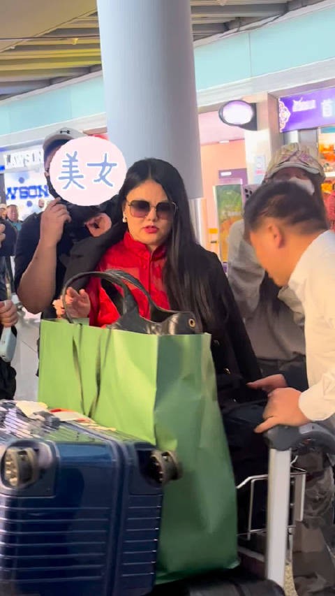 李湘伦敦行程结束回国，王诗龄在哪里还没看见！机场偶遇跟拍人员很多！