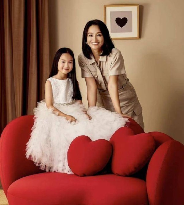 周一围女儿作品去法国展出！8岁周念如在卢浮宫露脸，朱丹很自豪