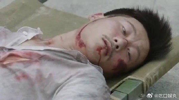 汉奸临死认出卧底，正要开口指认，鬼子一枪毙了他