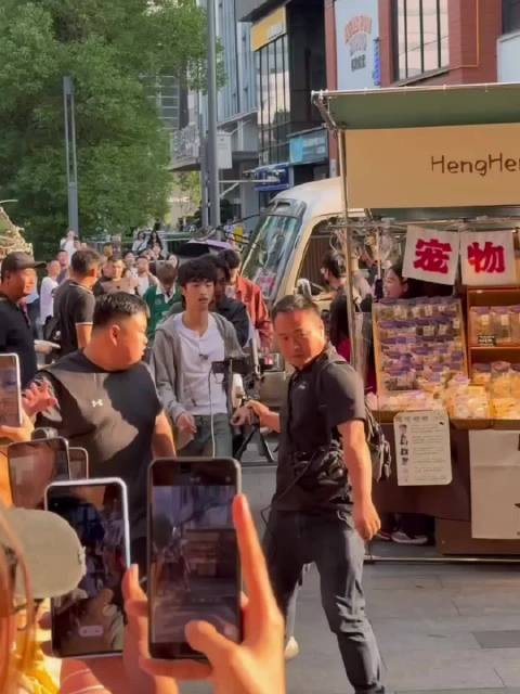 秦昊带伊能静儿子录节目，这对继父子感情好
