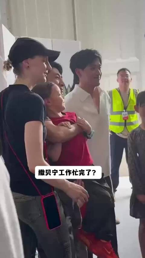 撒贝宁陪太太李白回温哥华，5岁儿子长高很多，一家四口太幸福