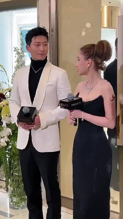 窦骁敷面膜求婚何超莲，背景曝光引关注