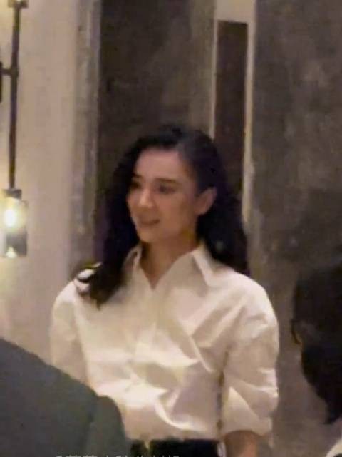 宋佳也请假不去了，每次红毯都又美又飒想让人叫妈妈！