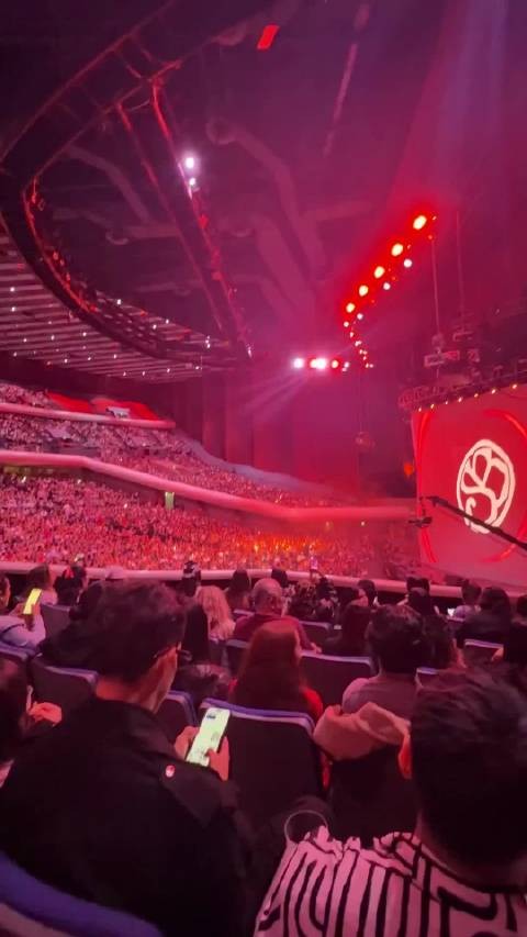 墨西哥城国家礼堂内的观众们都在齐唱《Seven》！