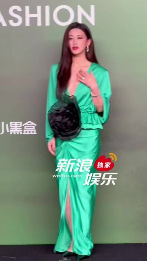 姐今天的绿色裙子太优雅啦！