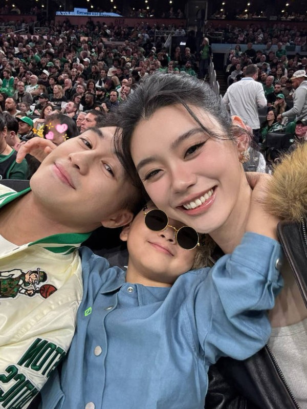 奚梦瑶、何猷君与6岁儿子何广燊同框合影，画面温馨有爱。