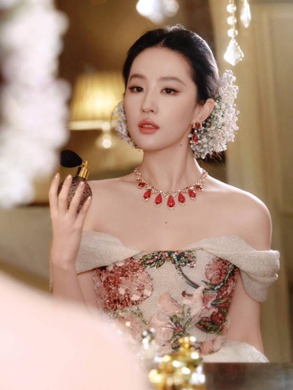 刘亦菲穿抹胸礼服优雅温婉 公主盘发尽显慵懒贵气