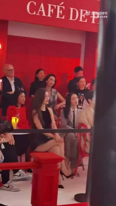 杨颖看秀穿搭惹争议....被指责裙子太短