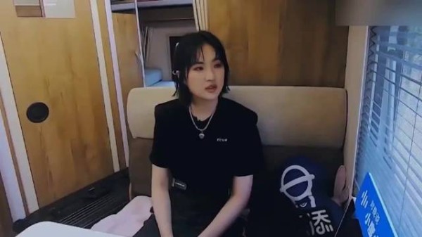 姚安娜被问：任正非每月给多少花销？姚安娜的回答，贫穷限制想像
