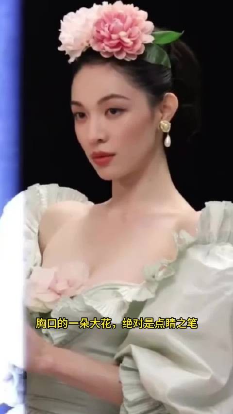 钟楚曦穿着深V礼服跳起来这一下，我能看一百遍！