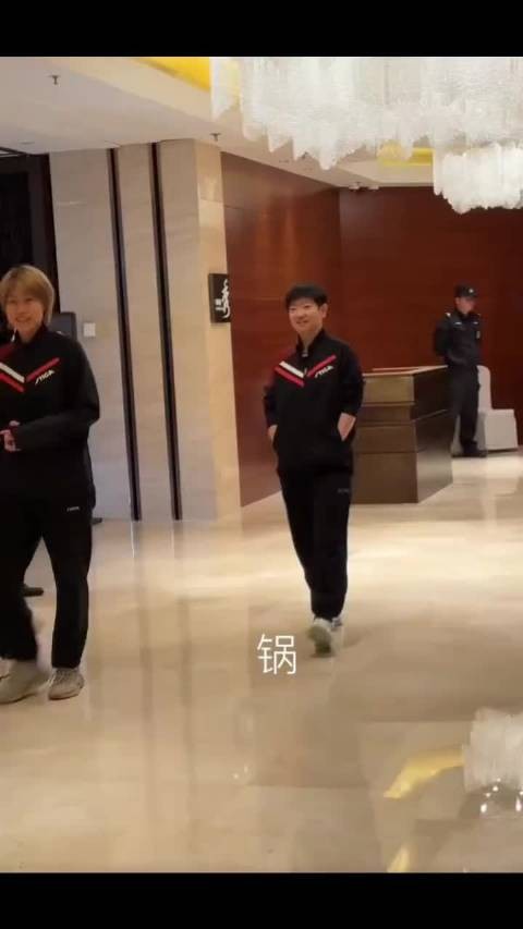双手插兜摇摇晃晃就来了