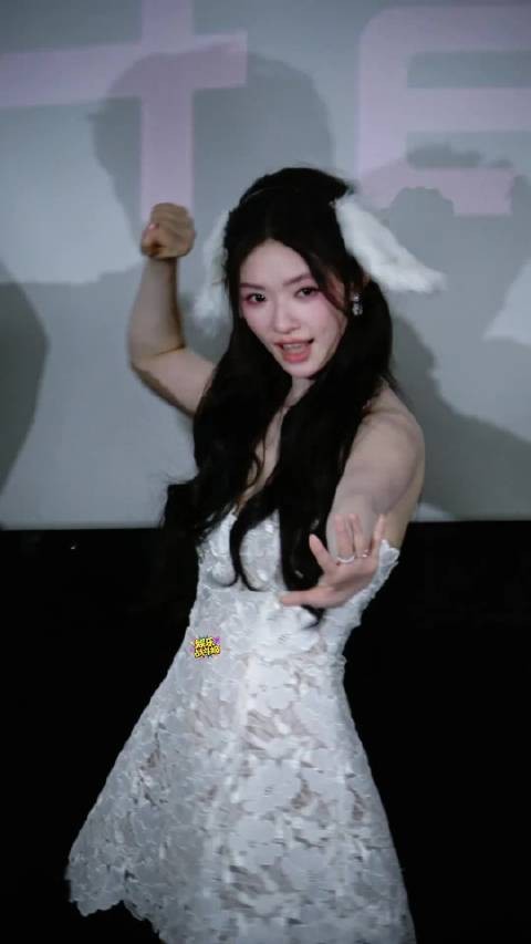 林允戴兔耳朵学手势舞元气满满少女感十足水龙吟