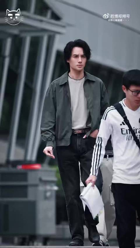 王凯《交锋》新造型曝光,中长微卷发牛仔装演绎颓唐野性