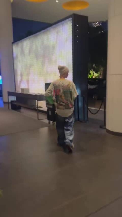 网友昨晚在香港某酒店偶遇鹿晗,还和他打了个招呼,羡慕哭了T﹏T
