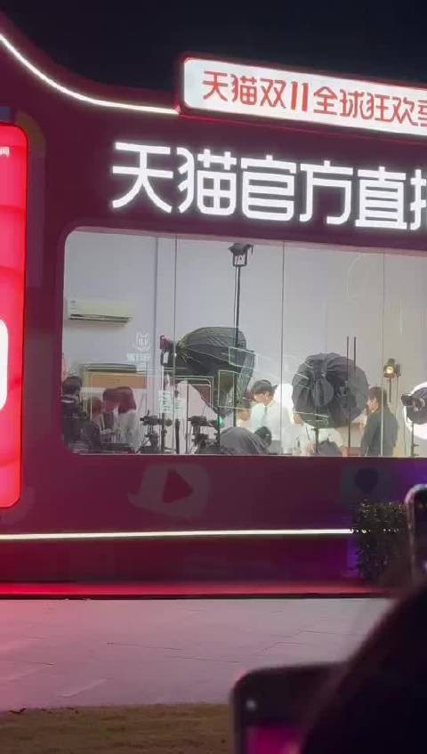范丞丞现身被偶遇，雕塑下颌线引热议