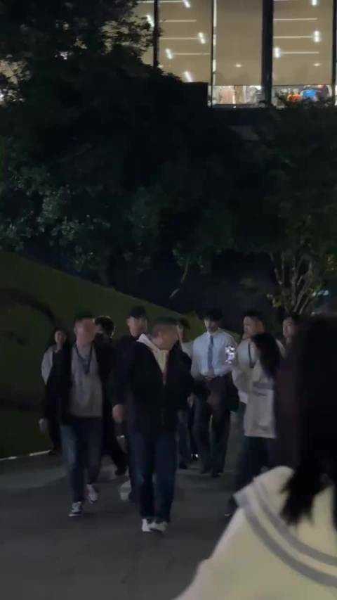 范丞丞生图直出显眼包式帅气，腿长引惊叹