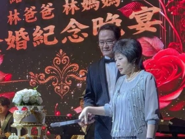 林心如为父母大庆金婚,霍建华拘谨现身,20年破镜重圆弥补遗憾
