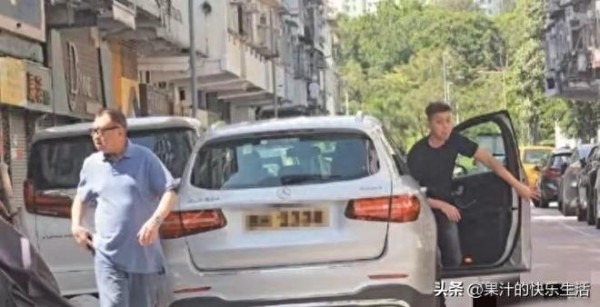 许绍雄离世，佘诗曼强颜欢笑！她说，老豆我很想你！但我不会再哭