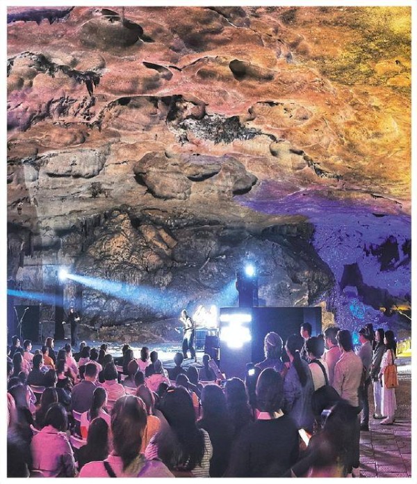 《俄耳甫斯与欧律狄刻》在桂林七星景区“洞剧场”浪漫上演