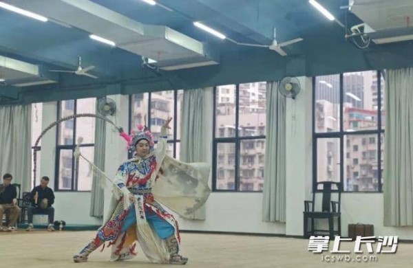 太会玩!指尖非遗“绝活儿”惊艳校园社团课|非遗班的少年