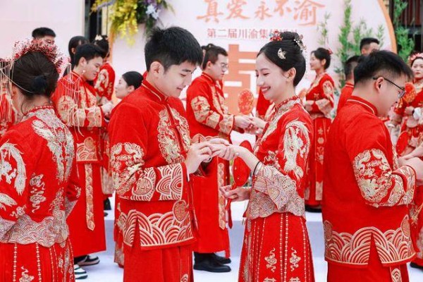 仪式感拉满!第二届川渝集体婚礼在东郊记忆举行