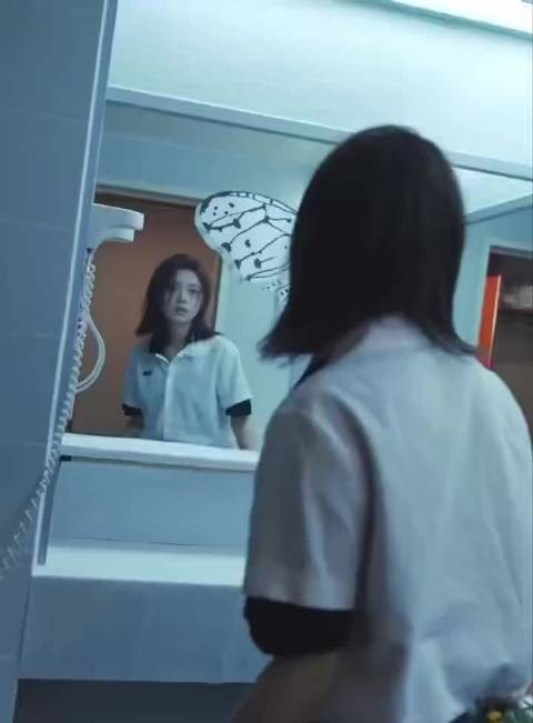 赵今麦田园写真神似宫崎骏动画少女,樱桃发带倚窗灵动如画