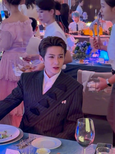 檀健次亮相ELLE晚宴再换西装,优雅贵公子造型吸睛