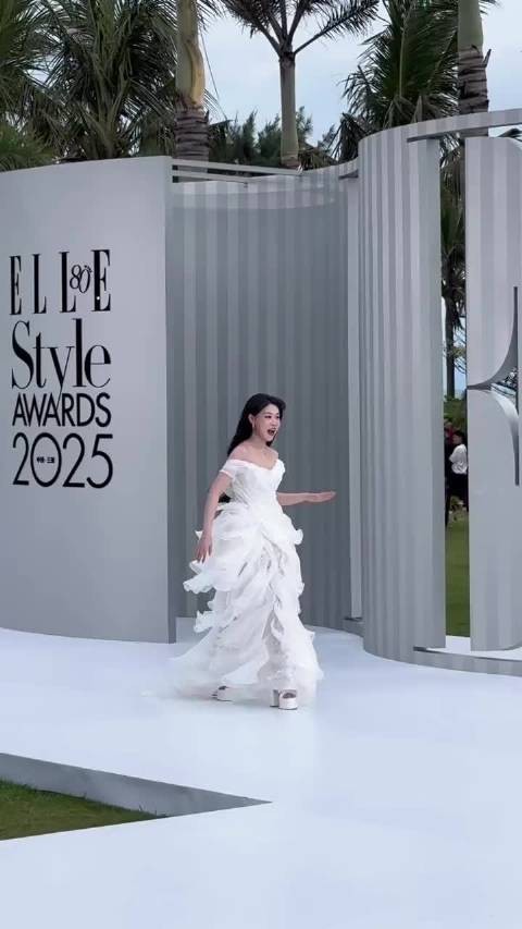 小沈阳女儿沈佳润首个红毯,很落落大方!