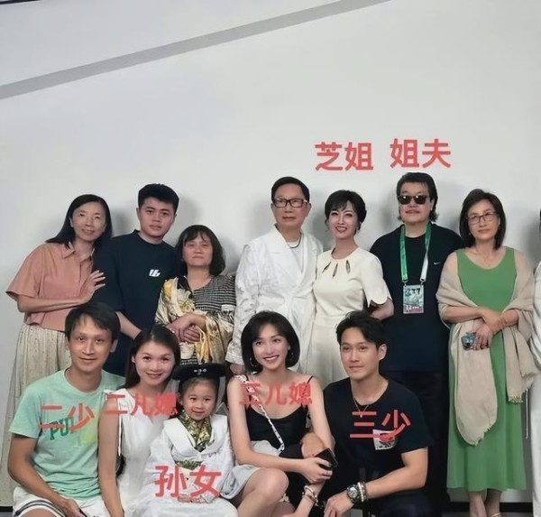 赵雅芝有3个儿子:长子47岁次子44岁,小儿子37岁,个个让她骄傲