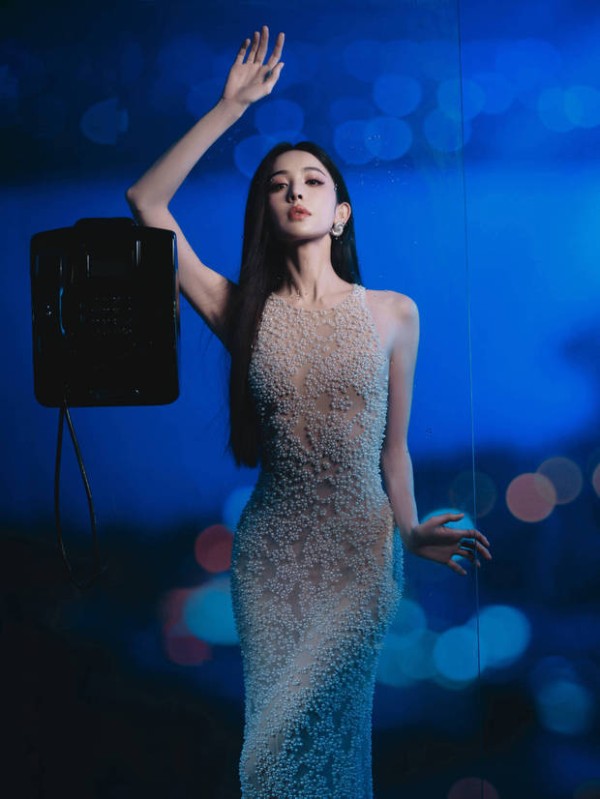 娜扎金色修身长裙造型,时尚华丽又耀眼