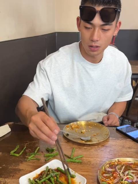 现在的女生知道发自己作品没流量,所以总爱拿自己男朋友打窝