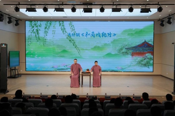 太宠了！杭州一小学邀请地方戏曲进校园，只为让孩子“哈哈大笑”