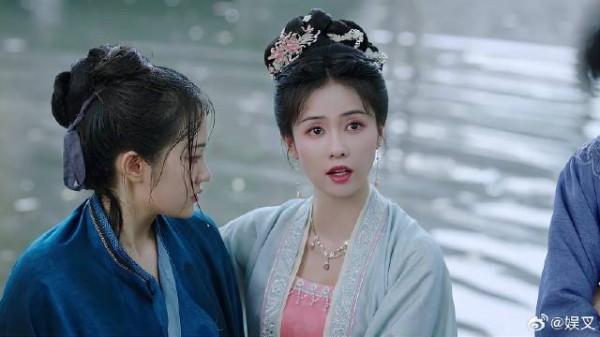 尤芳吟险些被淹死 雪宁突然出现,尤府众人也赶到现场