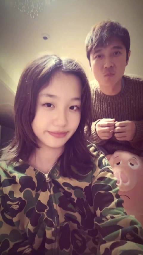 张丹峰晒与女儿手势舞视频,小妞长相酷似洪欣