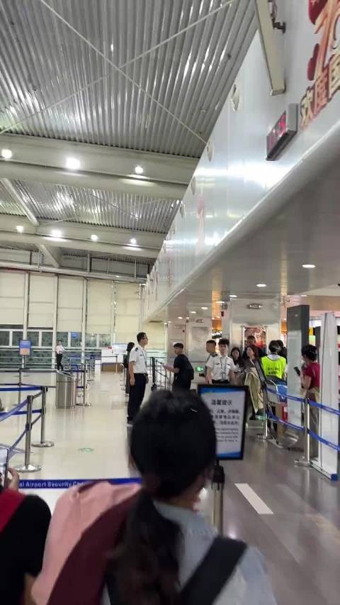 关晓彤机场现身引围观,路人偶遇直呼惊艳