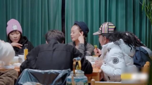 刘嘉玲问张柏芝:儿子和爸爸亲吗?她的耿直回答,给足谢霆锋面子