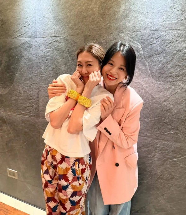 胡杏儿赠胡定欣一对龙凤镯,礼物寓意深长引怀孕猜测