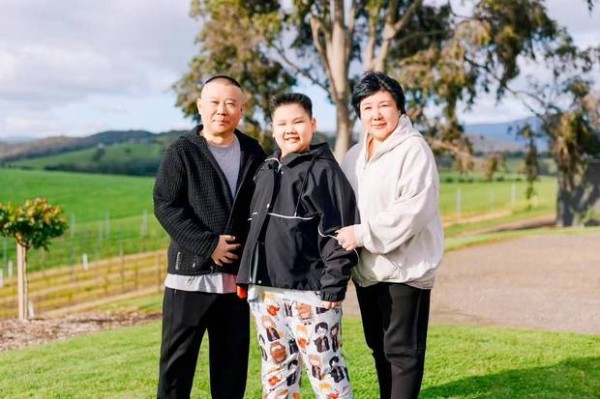 郭德纲携妻儿澳洲度假 夫妻挽着小儿子合影其乐融融