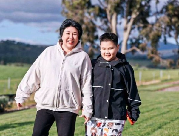 据悉,郭汾瑒于2015年1月5日出生,是相声演员郭德纲和王惠的小儿子,与哥哥郭麒麟相差19岁。2021年,刚刚满6岁的郭汾瑒被郭德纲称为“德云社经理”。