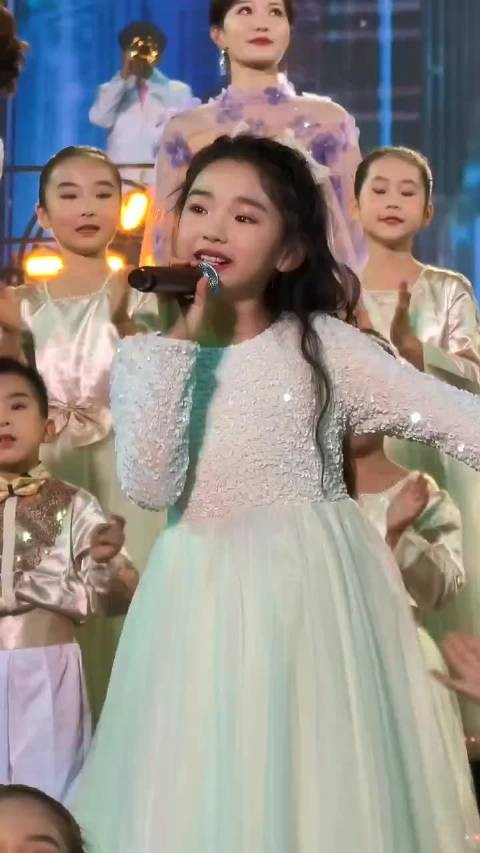 小酒窝太可爱啦,歌唱到一半被拉走了,人还懵懵的!