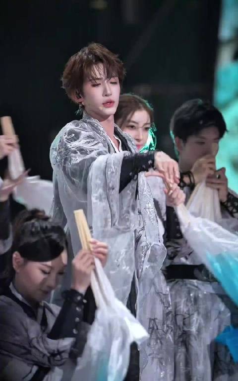 刘宇舞扇融合国风柔美与武侠力量